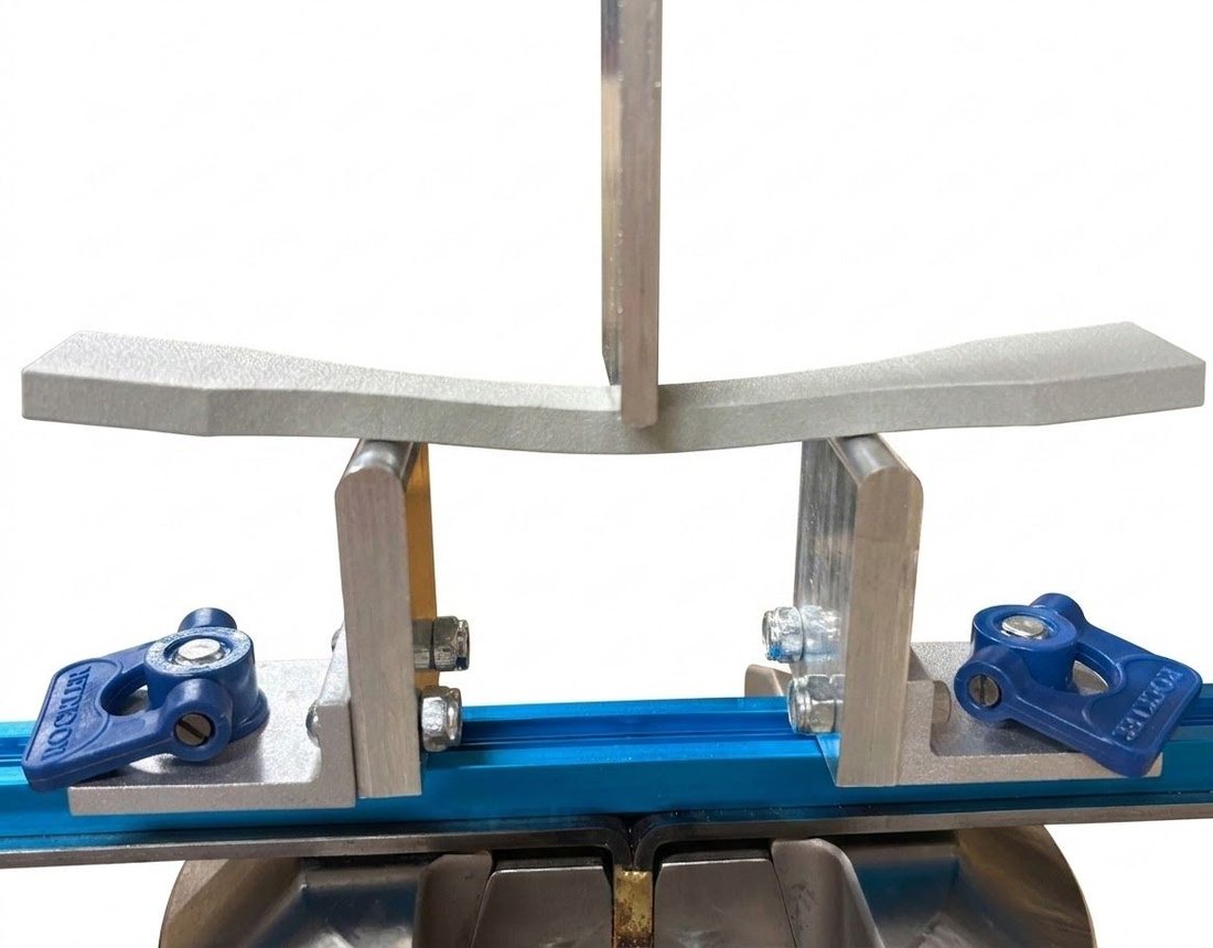 Beam-bending verification rig with an MJF-printed dogbone specimen
